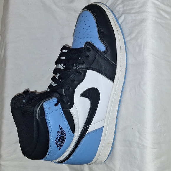 Air Jordan 1 Mids, Men's Size 8, Carolina Blue & Black - Picture 3 of 3